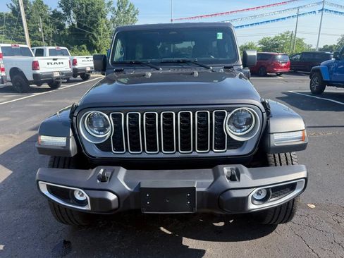 Used 2025 Jeep Wrangler Unlimited Sahara AWD/4WD image 9
