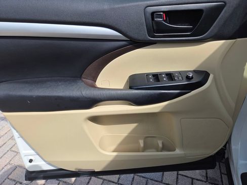 Certified 2019 Toyota Highlander Plus FWD image 29