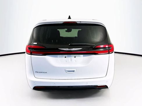 Used 2024 Chrysler Pacifica Touring-L image 5