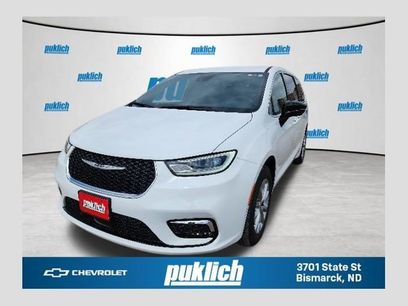 Used 2025 Chrysler Pacifica Select
