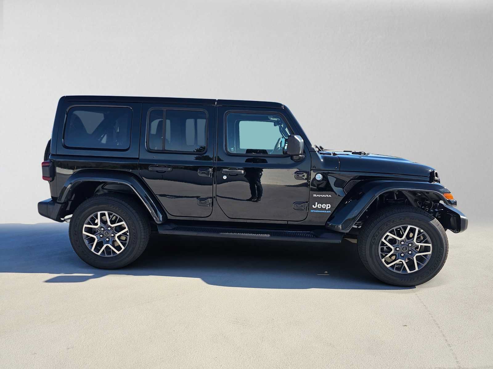 Used 2024 Jeep Wrangler Unlimited Sahara w/ Technology Group AWD/4WD image 2