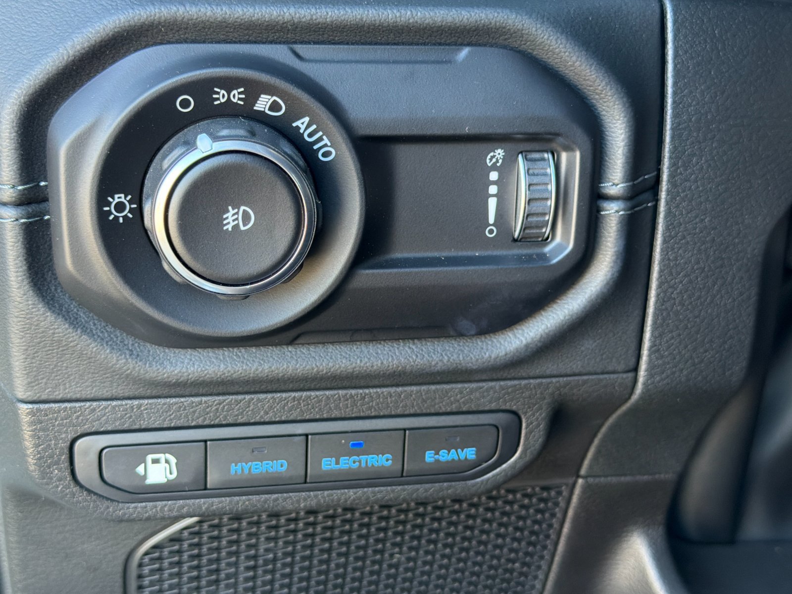 Used 2024 Jeep Wrangler Unlimited Sahara w/ Technology Group AWD/4WD image 34