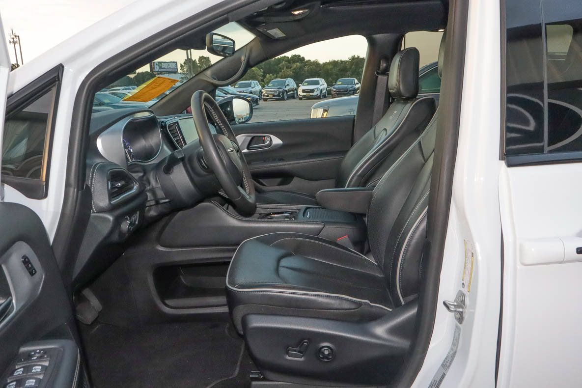 Used 2025 Chrysler Pacifica Limited FWD image 7
