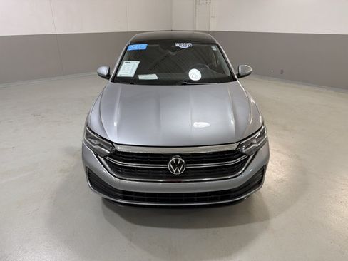 Used 2023 Volkswagen Jetta SE FWD image 3