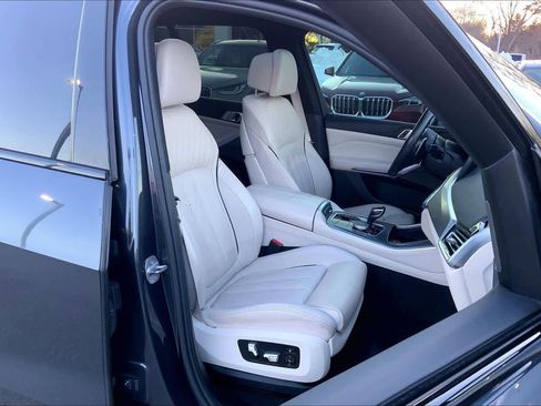 Used 2019 BMW X5 xDrive50i w/ M Sport Package image 9