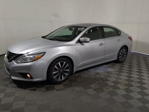 Used 2017 Nissan Altima 2.5 SV w/ Convenience Package FWD image 2