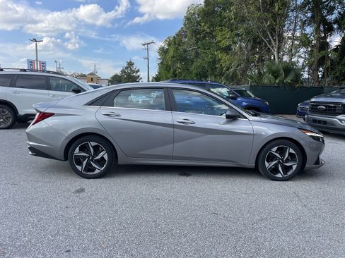 Used 2023 Hyundai Elantra Limited image 2