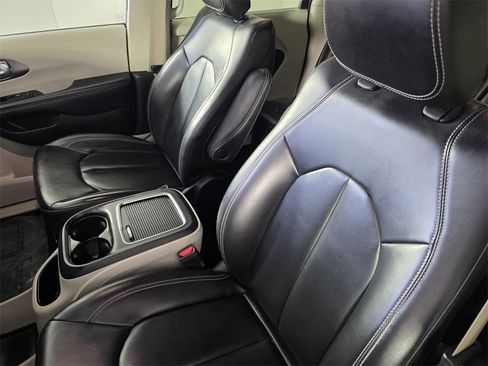 Certified 2023 Chrysler Pacifica Touring-L image 12
