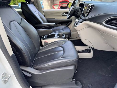 Used 2024 Chrysler Pacifica Limited FWD image 18