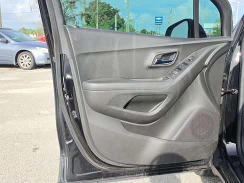 Used 2020 Chevrolet Trax LT w/ LT Convenience Package FWD image 16