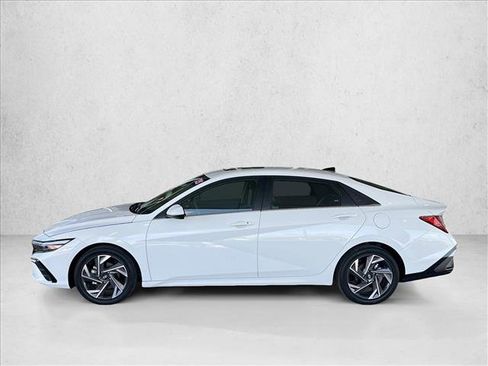 Used 2025 Hyundai Elantra SEL FWD image 2
