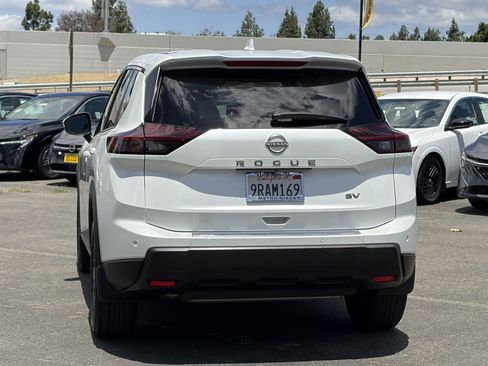Used 2024 Nissan Rogue SV FWD image 11