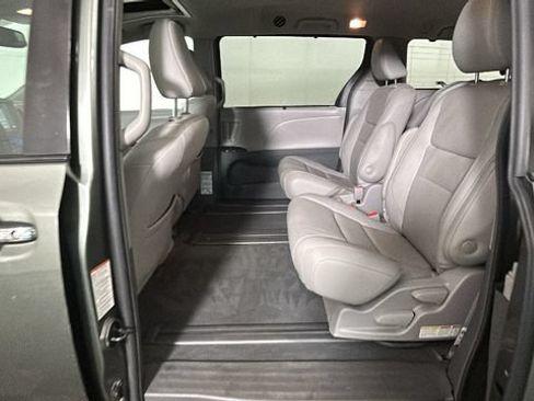 Used 2019 Toyota Sienna XLE FWD image 25