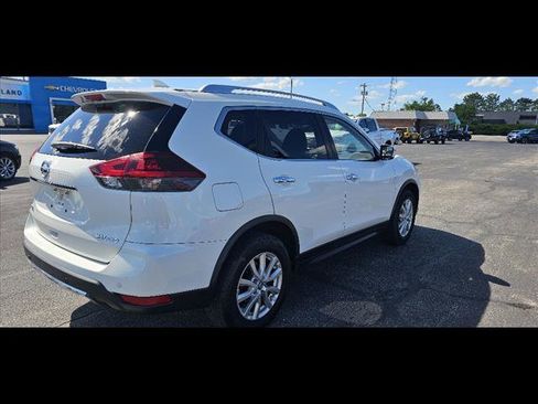 Used 2020 Nissan Rogue SV image 3