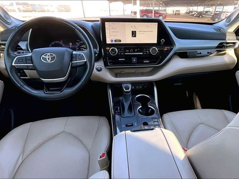 Used 2023 Toyota Highlander Platinum image 15