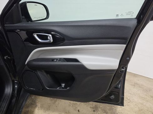 Used 2022 Jeep Compass Limited image 32