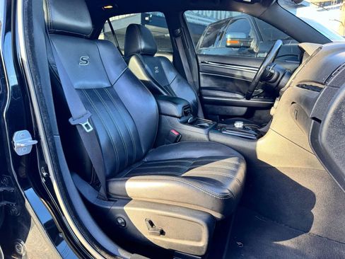 Used 2019 Chrysler 300 S image 8