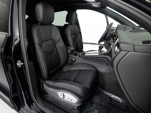 Certified 2025 Porsche Macan image 32