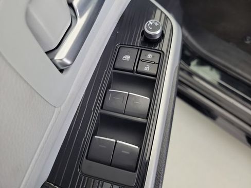 Used 2025 Toyota Sienna XSE FWD image 23
