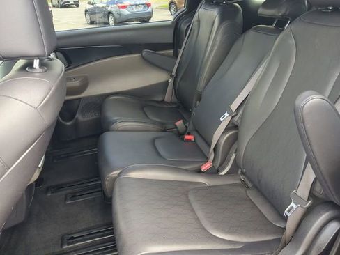 Used 2025 Kia Carnival FWD image 14