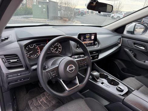 Used 2024 Nissan Rogue SV image 9