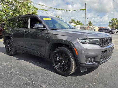 Used 2025 Jeep Grand Cherokee L Altitude AWD/4WD image 7