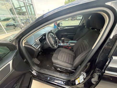 Used 2020 Ford Fusion SE FWD image 2
