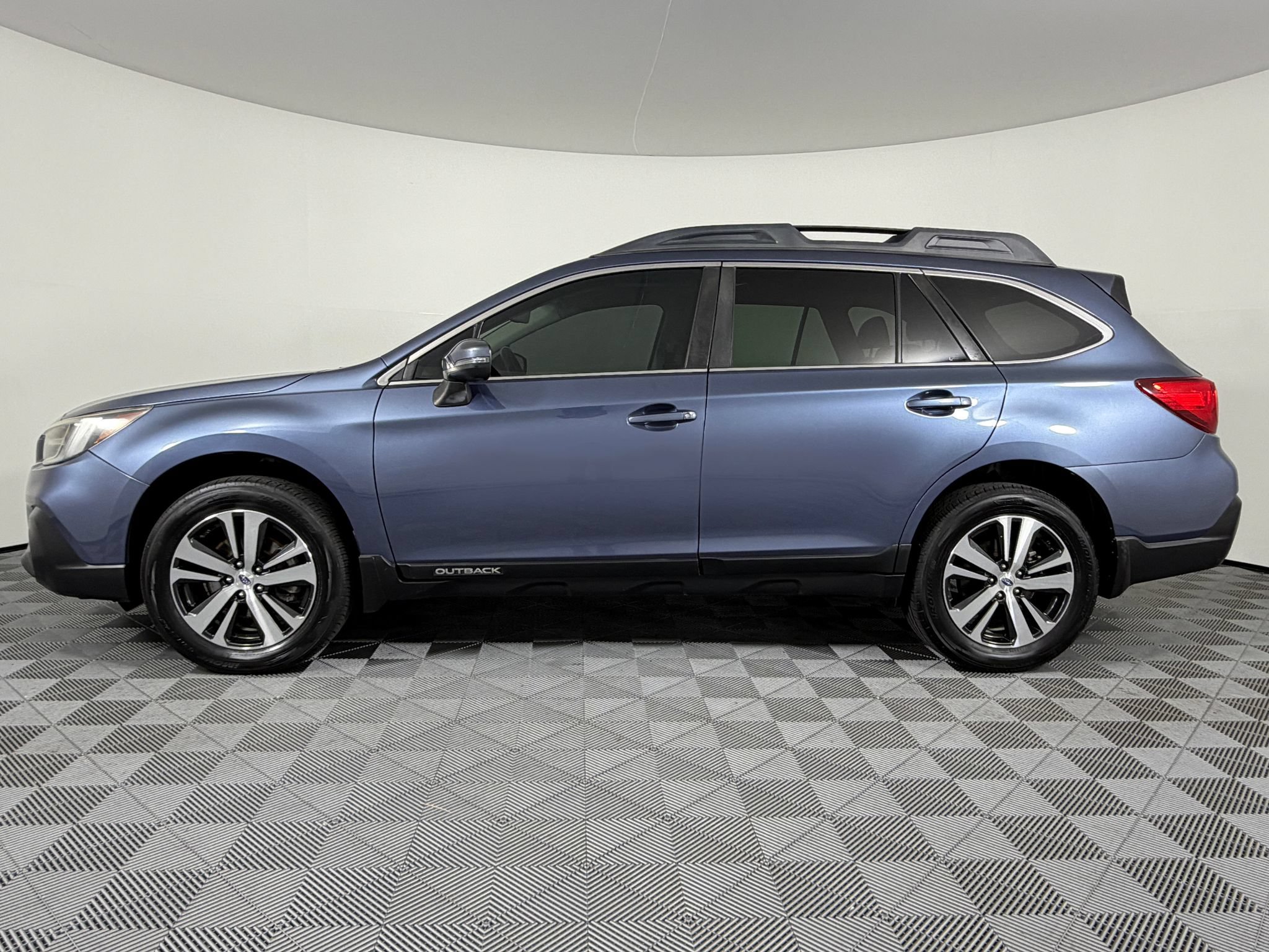 Used 2018 Subaru Outback 2.5i Limited AWD/4WD image 13