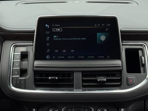 Used 2024 Chevrolet Suburban LT RWD image 17