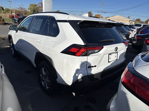 Used 2022 Toyota RAV4 XLE w/ Convenience Package image 5