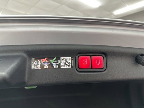 Used 2025 Mercedes-Benz C 300 Sedan image 25