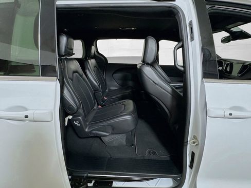 Used 2025 Chrysler Pacifica Select image 27