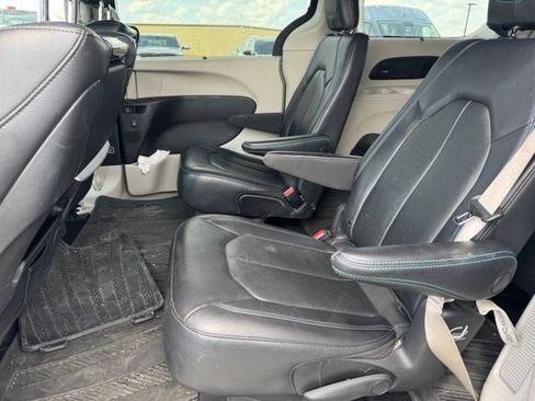 Used 2021 Chrysler Pacifica Touring-L w/ Uconnect Theater Family Group AWD/4WD image 13