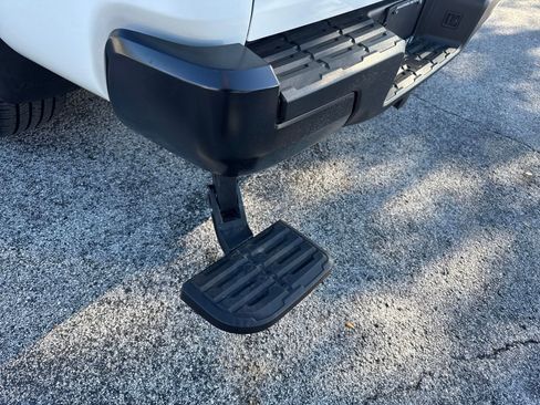 Certified 2024 Nissan Frontier S image 9