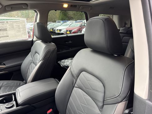 New 2025 Nissan Pathfinder Platinum image 13