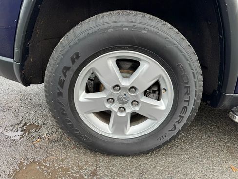 Used 2012 Jeep Grand Cherokee Laredo w/ Laredo E Group image 11