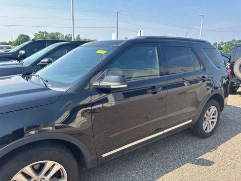 Used 2018 Ford Explorer XLT w/ Equipment Group 202A AWD/4WD image 22