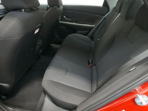 Certified 2025 Hyundai Elantra SE image 18