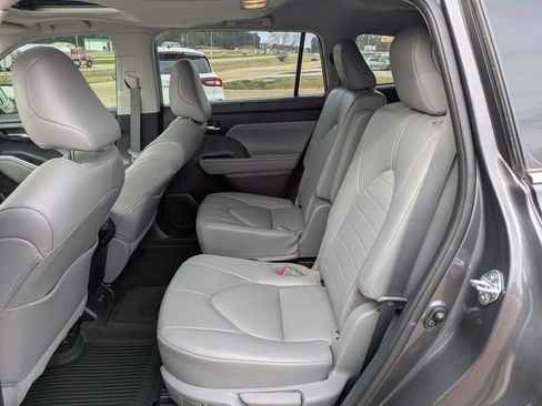 Used 2021 Toyota Highlander XLE image 11