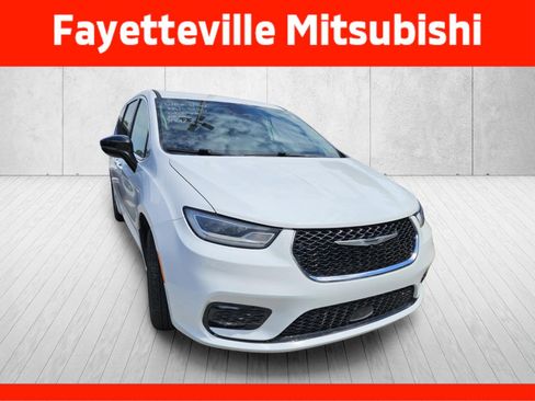 Used 2024 Chrysler Pacifica Touring-L FWD image 3