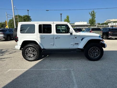 Used 2022 Jeep Wrangler Unlimited Sahara AWD/4WD image 6