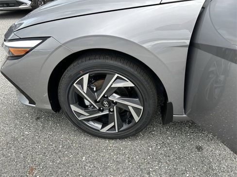 New 2025 Hyundai Elantra Limited image 32