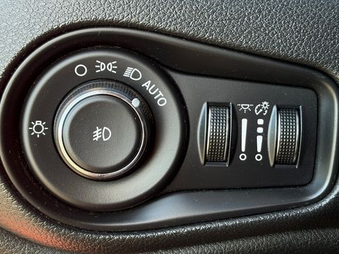 Used 2015 Jeep Renegade Latitude FWD image 18