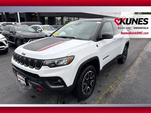 Used 2025 Jeep Compass Trailhawk AWD/4WD image 3