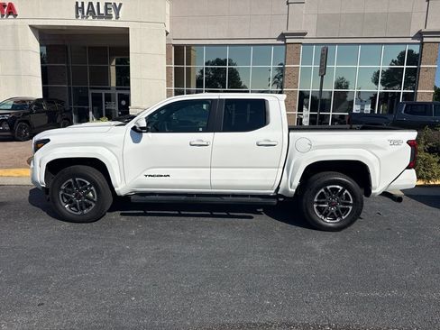 Used 2025 Toyota Tacoma TRD Sport AWD/4WD image 4
