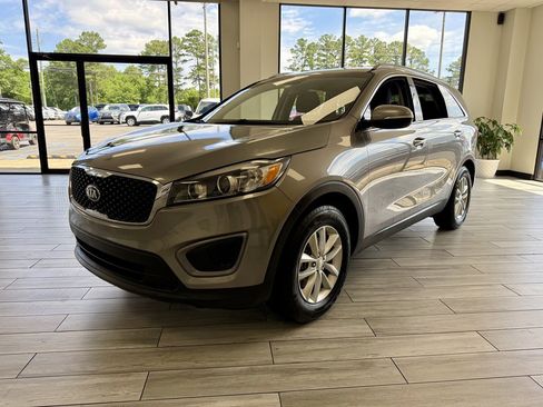 Used 2017 Kia Sorento LX FWD image 3