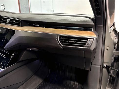 Certified 2024 Audi Q8 e-tron Premium Plus w/ Premium Plus Package AWD/4WD image 17
