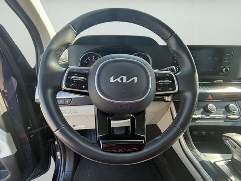 Used 2024 Kia Carnival LX FWD image 16