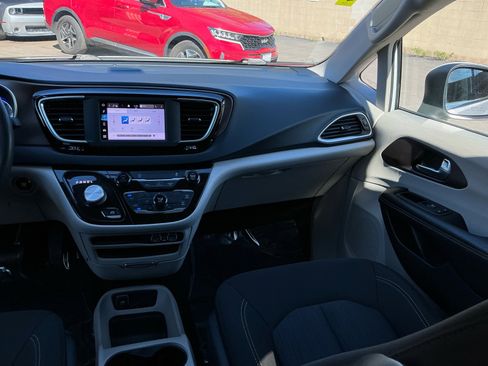Used 2022 Chrysler Voyager LX image 15
