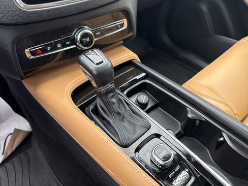 Used 2017 Volvo XC90 T6 Momentum w/ Vision Package image 27